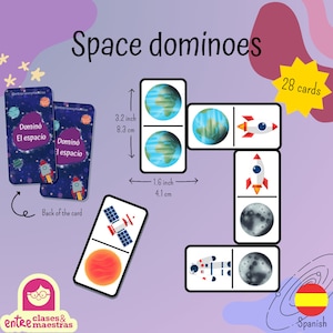 Puede incluir: Un juego de 28 dominós con temática espacial con imágenes de planetas, cohetes y una estación espacial. Los dominós miden 8,3 cm de alto y 4,1 cm de ancho. La parte posterior de cada dominó es azul con estrellas y el texto "Dominó El espacio".
