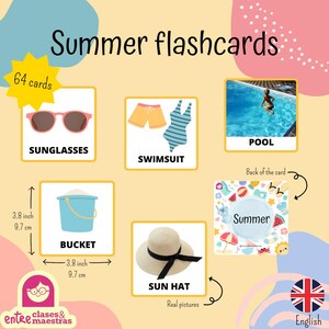 Puede incluir: Tarjetas didácticas de verano con imágenes de gafas de sol, un traje de baño, una piscina, un cubo y un sombrero para el sol. El cubo y las tarjetas miden 9,7 cm de ancho y alto. El texto "Summer flashcards" está en la parte superior.