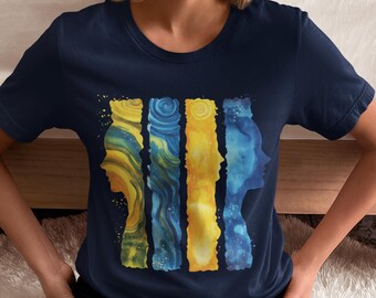 Può includere: Una t-shirt blu navy con una stampa grafica di quattro strisce verticali in tonalità di blu e giallo. Le strisce sono stilizzate per assomigliare a un dipinto ad acquerello.