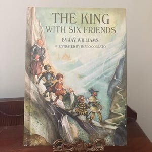 Libro infantil clásico El rey con seis amigos de Jay Williams, publicado en 1968, tapa dura.