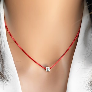 Collar con inicial en forma de cubo de plata de ley, collar con dije de hilo rojo, collar con letra en forma de cubo, delicado collar con alfabeto, collar con inicial en forma de cordón de seda
