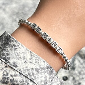 Pulsera de cuentas Be Mine, pulsera elástica con cuentas de bolas de plata esterlina, pulsera con bloques de letras, pulsera elástica de plata, pulsera apilable.