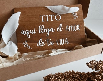 Cartel "Aquí llega el amor de tu vida" personalizable"