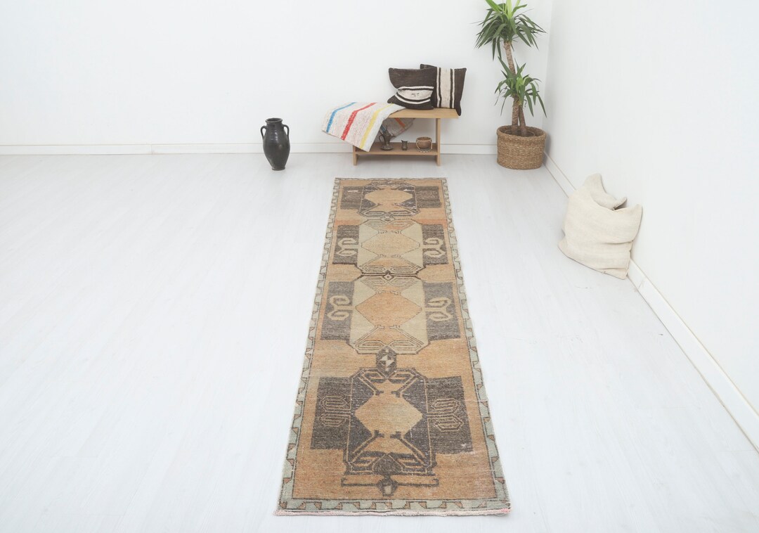 色褪せたトルコ製ランナーラグ：ヴィンテージ ウシャック ウール混紡