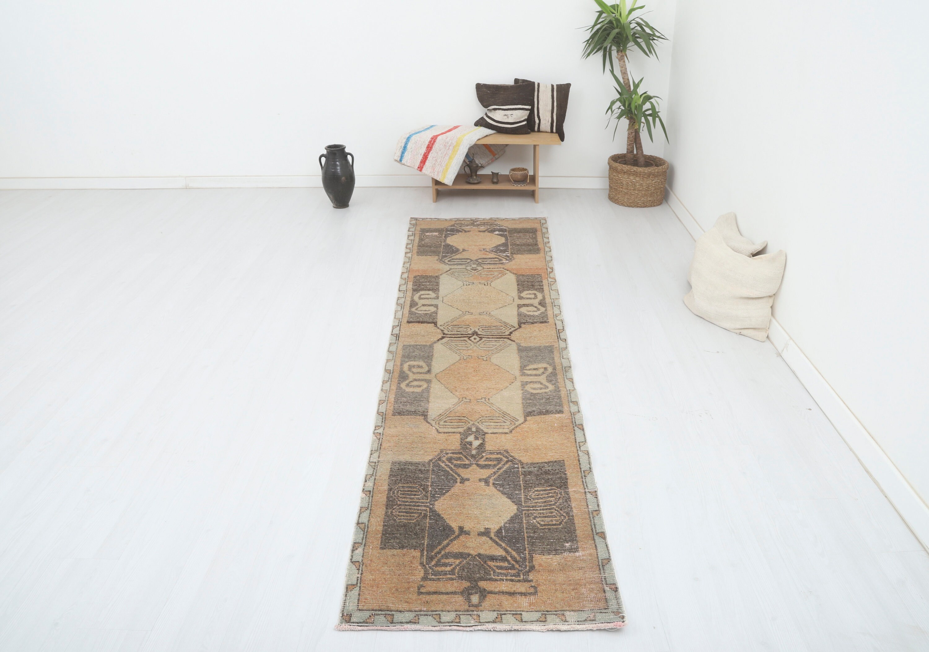 色褪せたトルコ製ランナーラグ：ヴィンテージ ウシャック ウール混紡