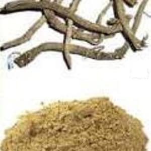 Puede incluir: Raíces secas de una planta, mostradas en un montón. Las raíces son marrones y tienen una textura rugosa. Las raíces también se muestran en forma de polvo, que es de color marrón claro.