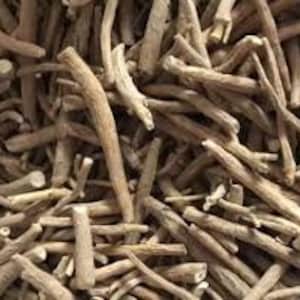 Puede incluir: Un mont&oacute;n de trozos secos, de color marr&oacute;n claro, con forma de ra&iacute;z de la hierba Ashwagandha.