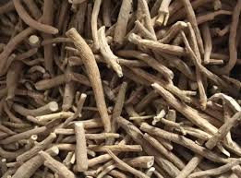 Puede incluir: Un mont&oacute;n de trozos secos, de color marr&oacute;n claro, con forma de ra&iacute;z de la hierba Ashwagandha.