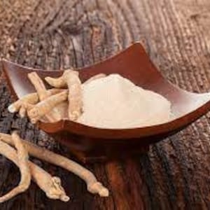 Puede incluir: Un peque&ntilde;o cuenco de madera lleno de polvo blanco y varias piezas de ra&iacute;z beige.