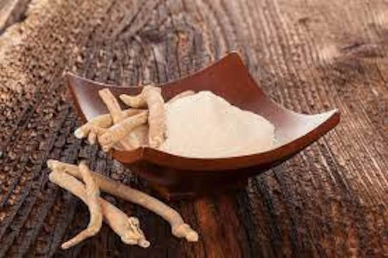 Puede incluir: Un peque&ntilde;o cuenco de madera lleno de polvo blanco y varias piezas de ra&iacute;z beige.