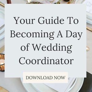 Puede incluir: Una mesa de boda con platos blancos, cubiertos dorados y arreglos florales. La imagen presenta un letrero que dice "Your Guide To Becoming A Day of Wedding Coordinator" con un botón "Download Now".