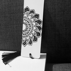 Handgemaakte mandala-bladwijzer, uniek Daily Art Project, elegant ontwerp met zwarte inkt op witte kaart