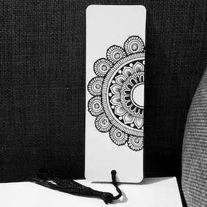 Handgemaakte mandala-bladwijzer, uniek Daily Art Project, elegant ontwerp met zwarte inkt op witte kaart