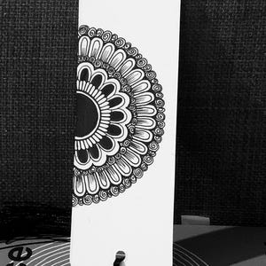 Handgemaakte mandala-bladwijzer, uniek Daily Art Project, elegant ontwerp met zwarte inkt op witte kaart