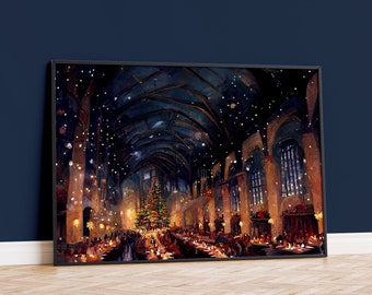 Puede incluir: Impresión enmarcada que representa una escena navideña festiva en un gran salón. Un árbol de Navidad decorado es el punto focal, rodeado de largas mesas y figuras. La obra de arte presenta iluminación cálida y un cielo estrellado.