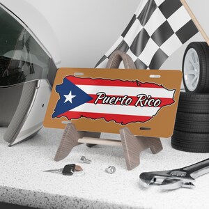 Puerto Rico Country Flagge mit Puerto Rico Text # 1 Vanity Car Plate Tablilla mit hellbraunem Hintergrund