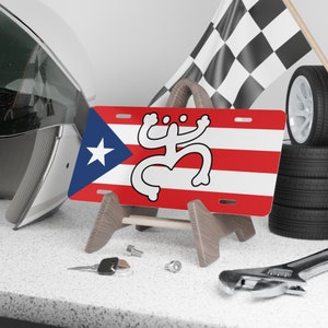 Bandera de Puerto Rico con Coquí Taíno en placa de auto blanca