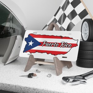 Bandera de Puerto Rico con texto de Puerto Rico #1 Placa de auto personalizada con fondo blanco
