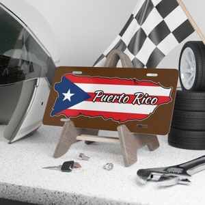 Bandera de Puerto Rico con texto de Puerto Rico #1 Placa de auto personalizada con fondo marrón