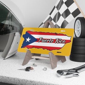 Bandera de Puerto Rico con texto de Puerto Rico #1 Placa de auto personalizada con fondo amarillo
