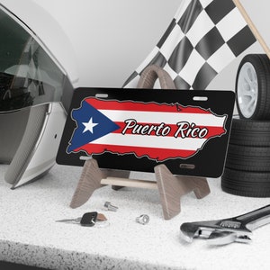 Bandera de Puerto Rico con texto de Puerto Rico #1 Placa de auto personalizada con fondo negro