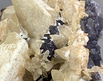 Cristal cúbico de fluorita púrpura con calcita: mineral natural de Pakistán