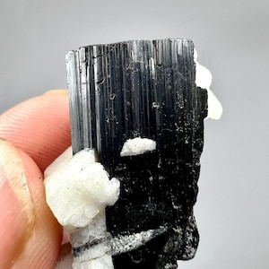 Naturlig svart turmalin med albitprov: Energisköldsten, skardu Pakistan