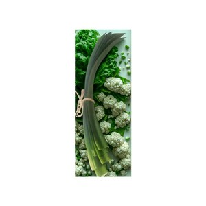Peut inclure: Composition verticale de l&eacute;gumes frais. Un bouquet de poireaux verts, nou&eacute; avec de la ficelle, est au centre, entour&eacute; de fleurons de chou-fleur et de l&eacute;gumes-feuilles. L'image a une esth&eacute;tique lumineuse et naturelle, sugg&eacute;rant une alimentation saine.