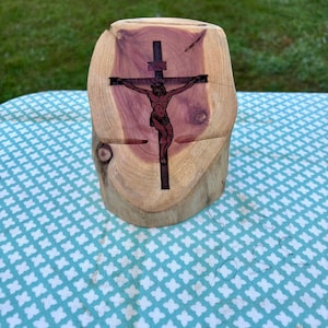 Holzgravierte Heilige Karte 3 Kartenhalter. Kruzifix auf der Vorderseite und auferstandener Herr auf der Rückseite. Drei Steckfächer für Karten.