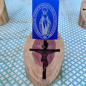 Altar sagrado grabado en madera y portatarjetas sagradas con tarjeta a elegir. Crucifijo en el frente y Señor Resucitado en la parte posterior.