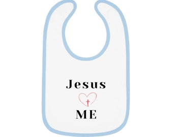 Jesus Loves Me Jersey slabbetje voor baby's met contrasterende afwerking