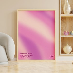 Può includere: Un poster incorniciato con uno sfondo sfumato rosa e viola. Il testo sul poster recita "Sometimes doing what's best for you won't feel right." Il numero 02 è nell'angolo in basso a destra.