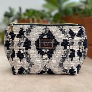 Ella Bag Black Ikat clutch - bolsa de maquiagem preta e branca, bolsa de cosméticos, bolsa com zíper, presente feminino, bolsa de presente de luxo, bolsa de higiene para viagens