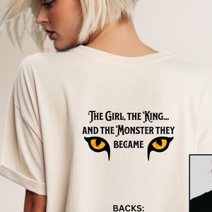 Era uma vez uma garota Uma janela escura Camisa colorida confortável de 2 lados, o monstro espia você nas costas do romance sombrio de Rachel Gillig