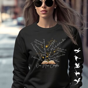 Sudadera de dos caras Iron Flame One More Chapter Fourth Wing, citas dulces y concisas de Iron Flame de Rebecca Yarros con dragones en la manga izquierda