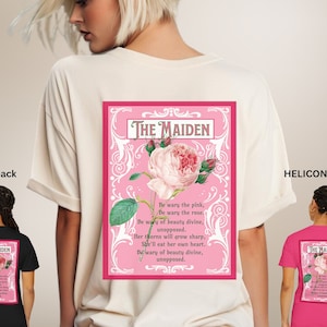The Maiden One Dark Window Comfort Color 2-zijdig shirt, Be Wary Be Clever Be Good & The Maiden-kaart op achterkant donkere romantiek van Rachel Gillig