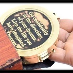 Bussola del pensiero con custodia in pelle – Bussola tascabile in ottone con incisione di poesie di Robert Frost – Regalo ispiratore per uomini e donne