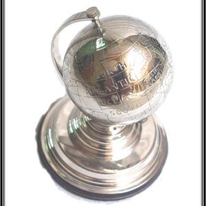 Globo terráqueo de escritorio de latón plateado – Mapamundi de metal grabado con soporte – Decoración vintage de oficina, regalo educativo, accesorio náutico para el hogar