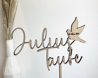 Może przedstawiać: Drewniany znak z imieniem "Julius" i słowem "Taufe" napisanym kursywą. Mała drewniana gołębica z datą "01. Mai 2024" siedzi nad imieniem.
