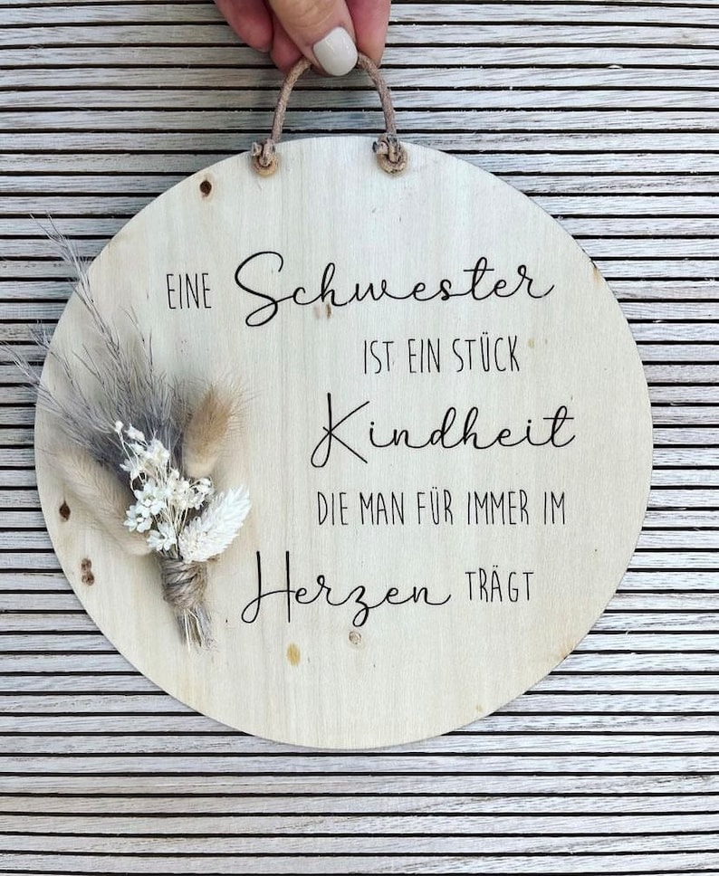 Holzschild / Eine Schwester ist ein Stück Kindheit, die man für immer