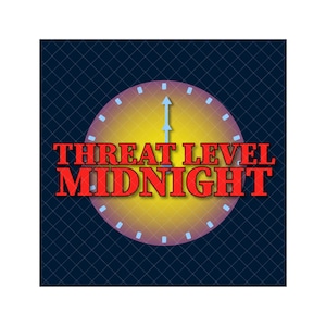 Puede incluir: Una esfera de reloj con fondo amarillo y una aguja de hora azul apuntando a la medianoche. El texto "Threat Level Midnight" está escrito en rojo debajo del reloj.