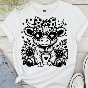Vaca de las Tierras Altas (Svg), Vaca de las Tierras Altas, Vaca de las Tierras Altas (Png), Vaca Linda con Gafas de Corazón SVG, PNG y DXF – Clipart de Vaca para Niños, Arte Infantil de Granja, Proyectos de Cricut
