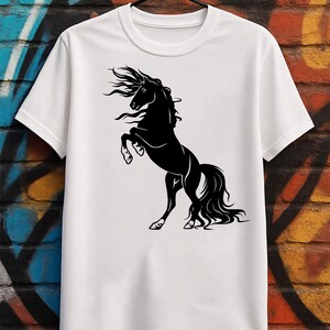 Silhouette de cheval cabré svg, puissant étalon sauvage png dxf, élégant design noir et blanc pour affiches, chemises, tasses et décoration découpée au laser