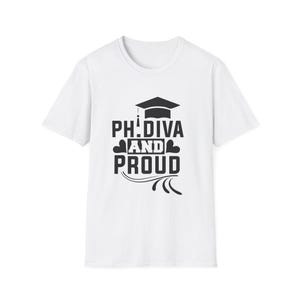 Peut inclure: T-shirt blanc avec l'inscription noire "PH.Diva and Proud", ornée d'un motif de toque de diplômé. Le t-shirt est de style col rond classique, adapté au port décontracté.