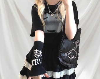 Japansk grafisk t-shirt i svart med konstnärlig enkelärm Anime Tee Kawaii Jfashion