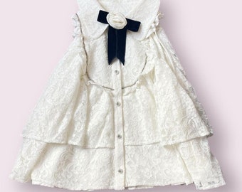 White sleeveless lace top/vest with a flower vintage top