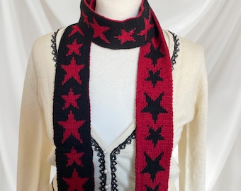 Sciarpa lavorata a maglia a stella: accessorio sottile e leggero in stile goth Y2K