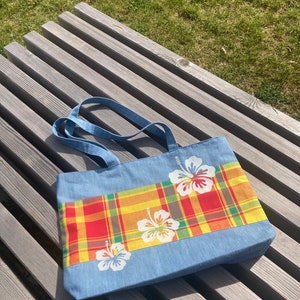 Tote bag en jean et madras. Sac Fourre-tout. Fleurs dhibiscus. image 2