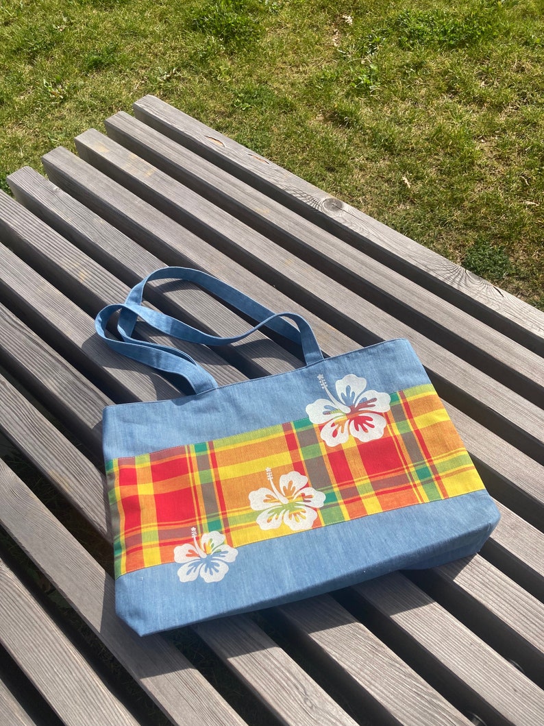 Tote bag en jean et madras. Sac Fourre-tout. Fleurs dhibiscus. image 2