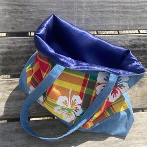 Tote bag en jean et madras. Sac Fourre-tout. Fleurs dhibiscus. image 3